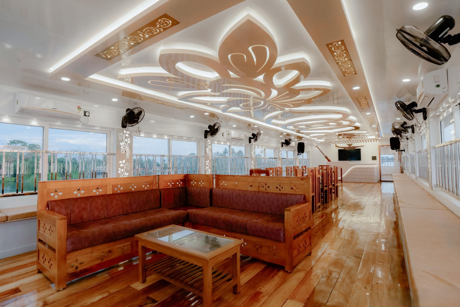5 bedroom houseboat interior or facilities